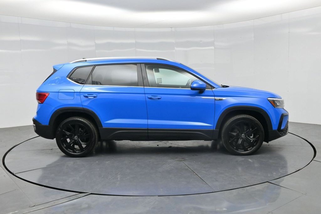 Used 2023 Volkswagen Taos SE w/ Panoramic Sunroof Package FWD image 8