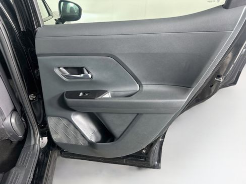 Used 2025 Nissan Kicks SV AWD/4WD image 27
