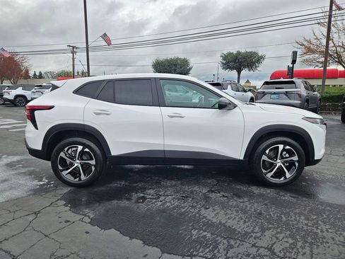 New 2026 Chevrolet Trax RS w/ Sunroof Package FWD image 7