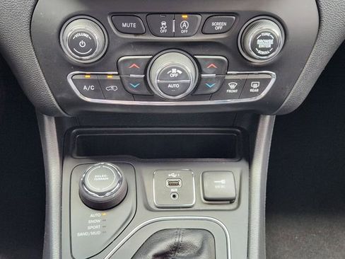 Certified 2022 Jeep Cherokee Latitude Lux AWD/4WD image 18