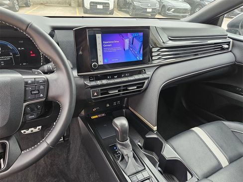 Used 2025 Toyota Camry SE image 20