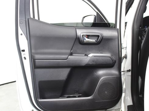 Used 2020 Toyota Tacoma TRD Sport w/ Technology Package AWD/4WD image 30