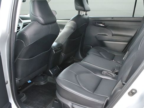 Used 2021 Toyota Highlander XLE image 24