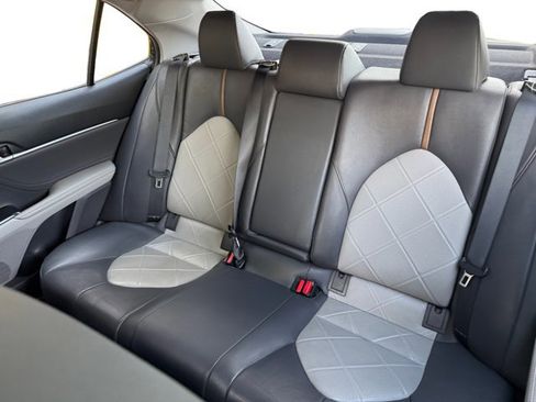 Used 2018 Toyota Camry XLE image 11