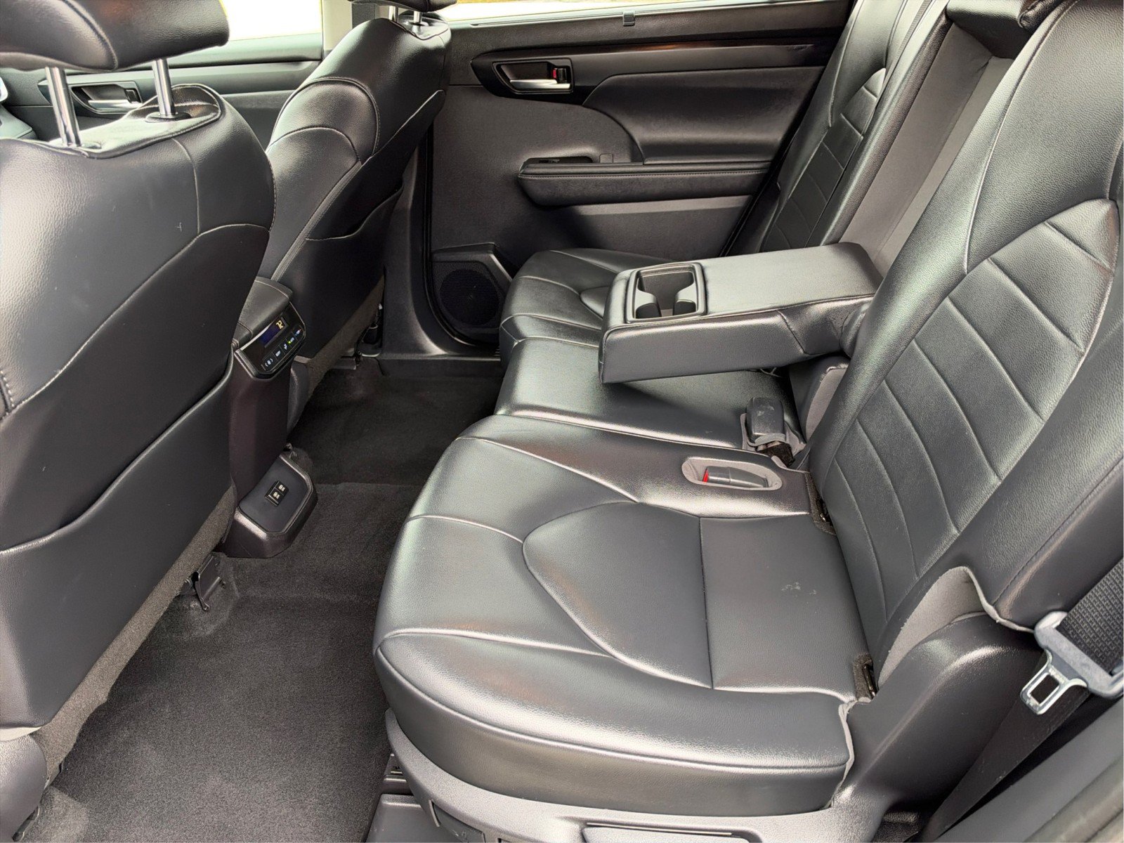 Used 2021 Toyota Highlander XLE AWD/4WD image 10