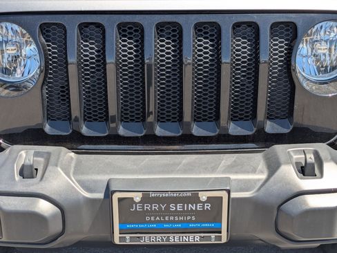 Used 2021 Jeep Wrangler Unlimited Sport AWD/4WD image 9