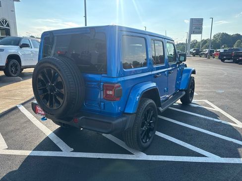 Used 2024 Jeep Wrangler Unlimited Sahara w/ Technology Group AWD/4WD image 14