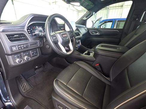 Used 2023 GMC Yukon XL SLT w/ SLT Premium Package image 11