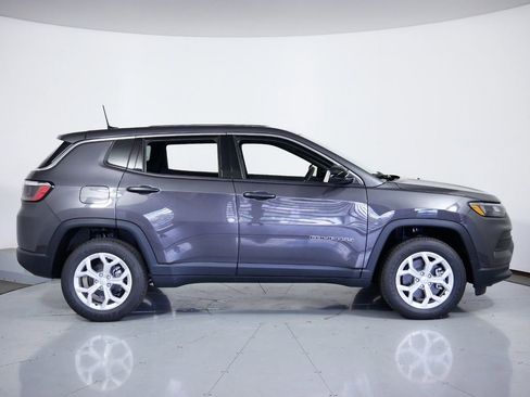 Used 2024 Jeep Compass Sport image 7
