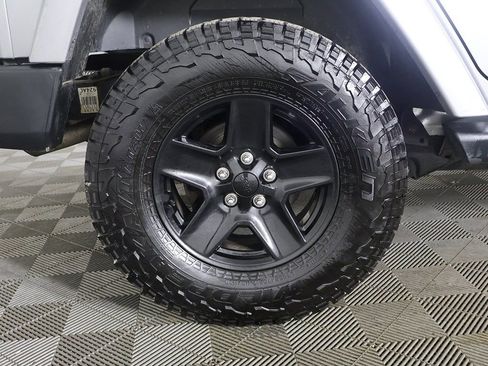 Used 2014 Jeep Wrangler Unlimited Sahara w/ Connectivity Group image 17