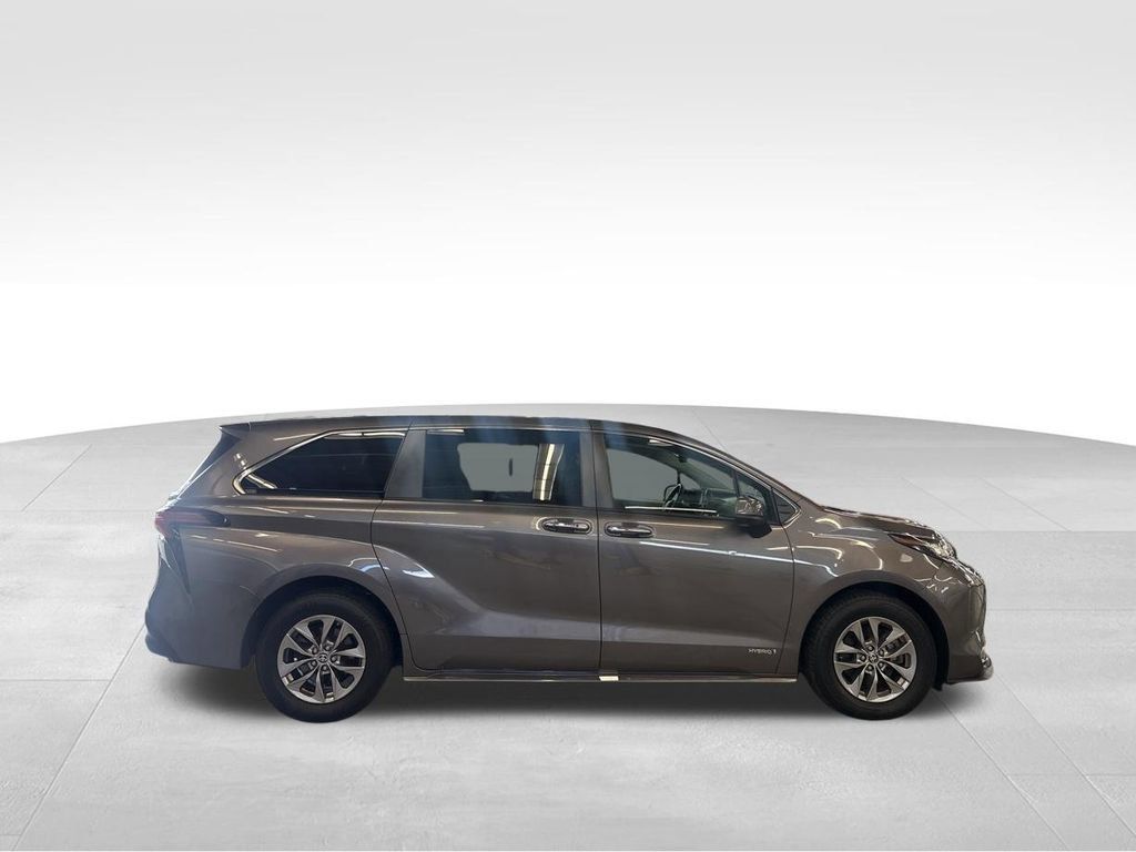 Used 2021 Toyota Sienna XLE AWD/4WD image 31