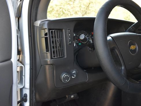 Used 2015 Chevrolet Express 2500 image 18
