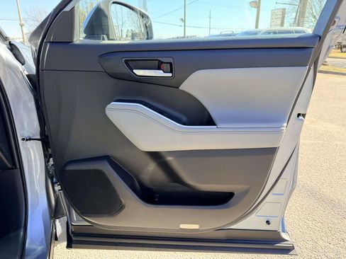 Certified 2024 Toyota Highlander XLE image 11