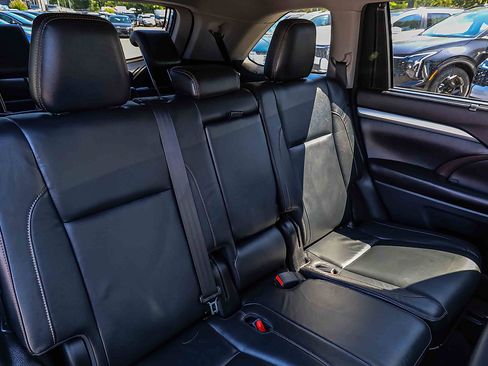 Used 2018 Toyota Highlander XLE AWD/4WD image 23