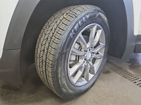 Used 2024 GMC Terrain SLT image 30