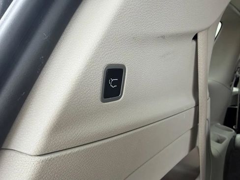 Used 2023 Chrysler Pacifica Touring-L image 36