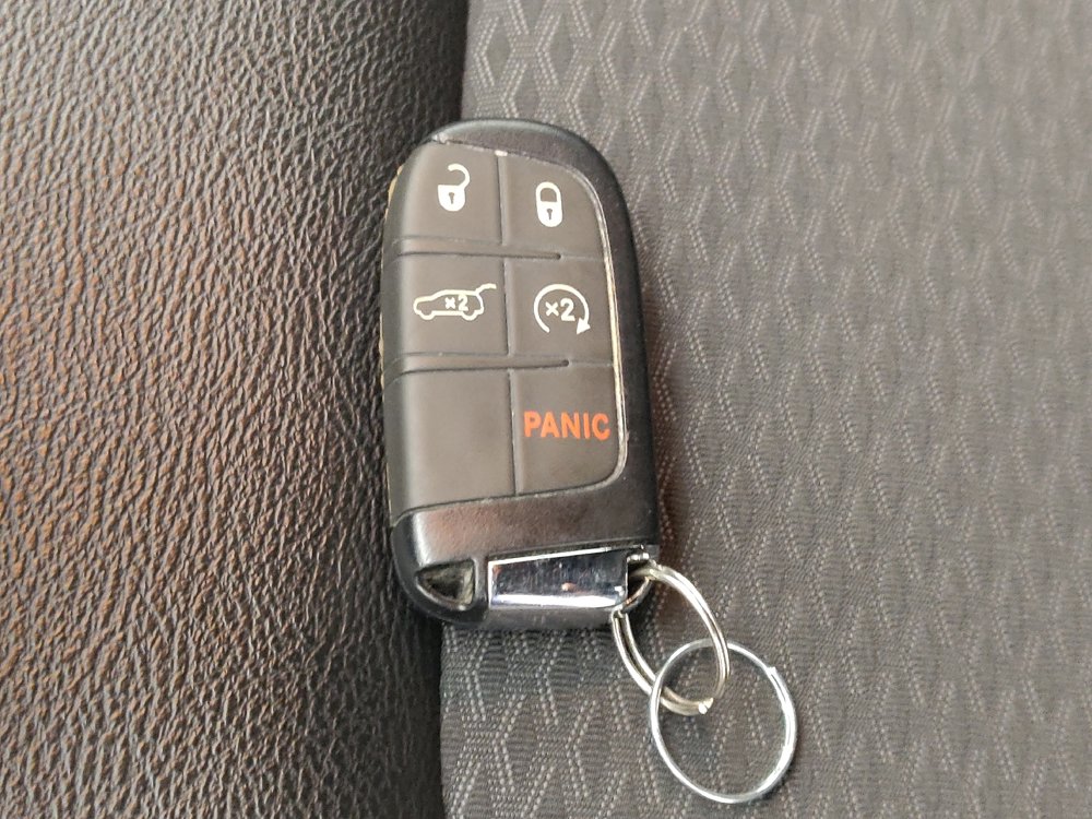 Used 2025 Jeep Compass Latitude w/ Sun & Sound Group AWD/4WD image 32