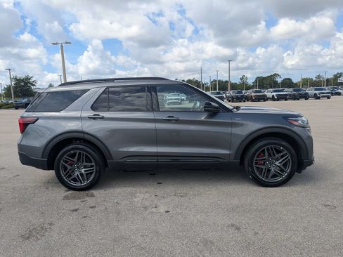 Used 2025 Ford Explorer ST-Line w/ ST-Line Street Pack AWD/4WD image 4