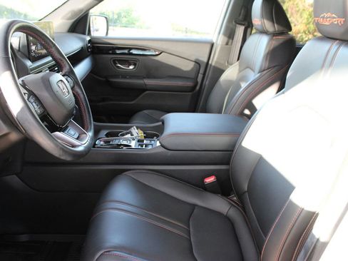 Used 2025 Honda Pilot TrailSport image 10