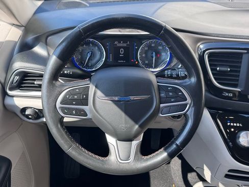 Used 2020 Chrysler Pacifica Touring-L image 14