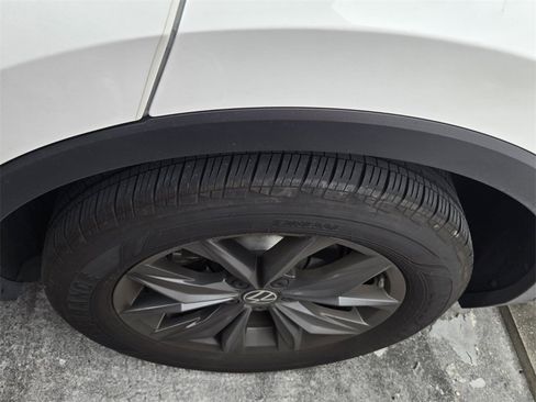 Used 2024 Volkswagen Tiguan SE w/ Panoramic Sunroof Package image 6