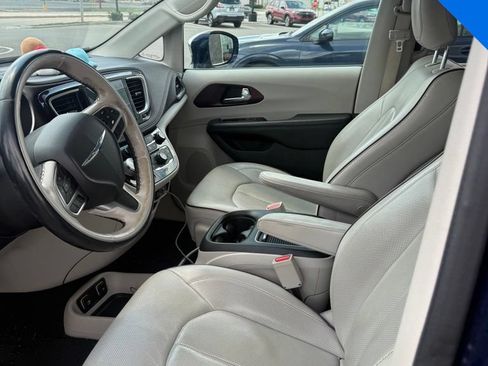 Used 2018 Chrysler Pacifica Limited w/ Tire & Wheel Group FWD image 6