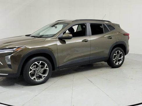 Certified 2024 Chevrolet Trax LT w/ Driver Confidence Package image 2