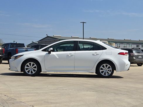 Used 2025 Toyota Corolla LE FWD image 2