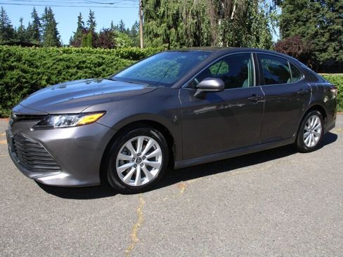 Used 2018 Toyota Camry LE FWD image 1