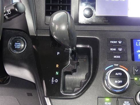 Used 2017 Toyota Sienna SE Premium image 38