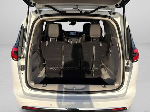 Used 2024 Chrysler Pacifica Limited image 14
