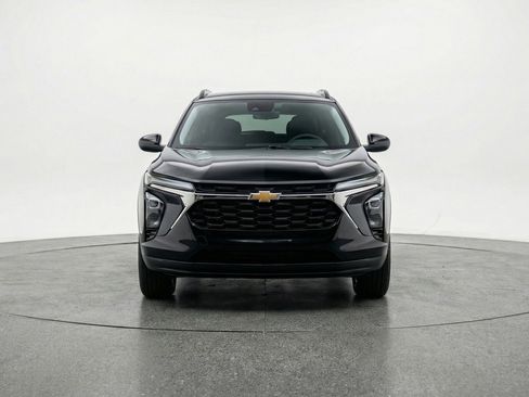 Used 2025 Chevrolet Trax LT w/ LT Convenience Package FWD image 2