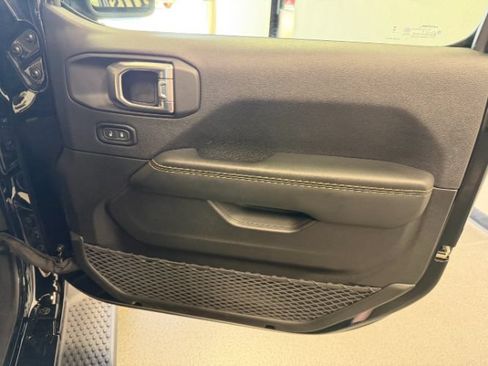 Used 2025 Jeep Wrangler Unlimited Sahara AWD/4WD image 34
