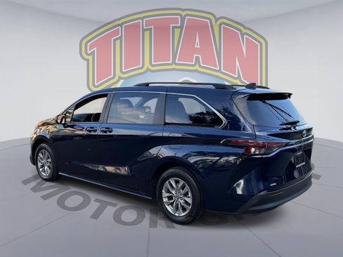 Used 2024 Toyota Sienna LE AWD/4WD image 3