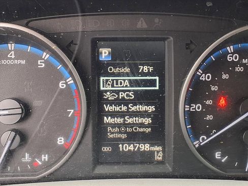 Used 2018 Toyota RAV4 LE image 11