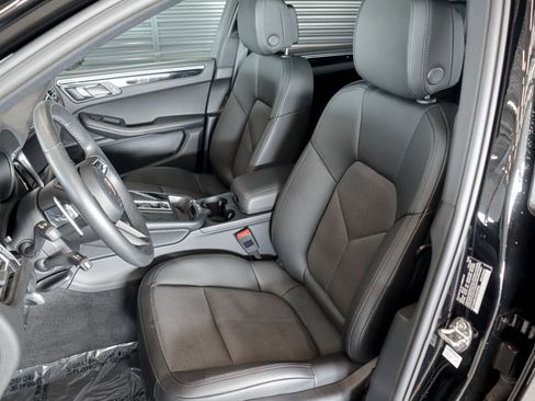 Certified 2023 Porsche Macan image 5