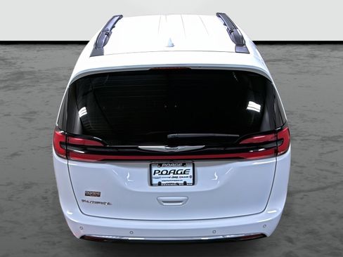 Used 2022 Chrysler Pacifica Touring-L w/ Uconnect Theater Family Group image 3