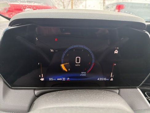 Used 2025 Chevrolet TrailBlazer LT image 2