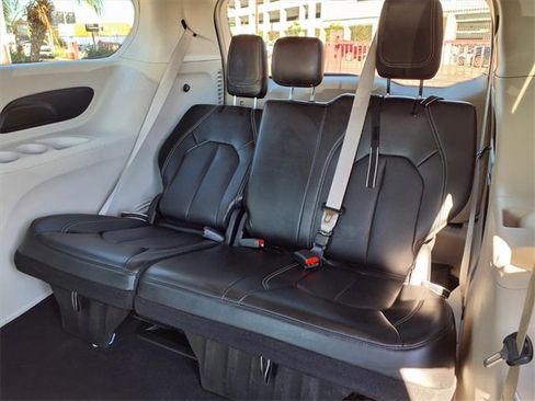 Used 2024 Chrysler Pacifica Touring-L image 7