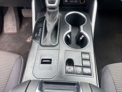 Used 2024 Toyota Highlander LE image 17