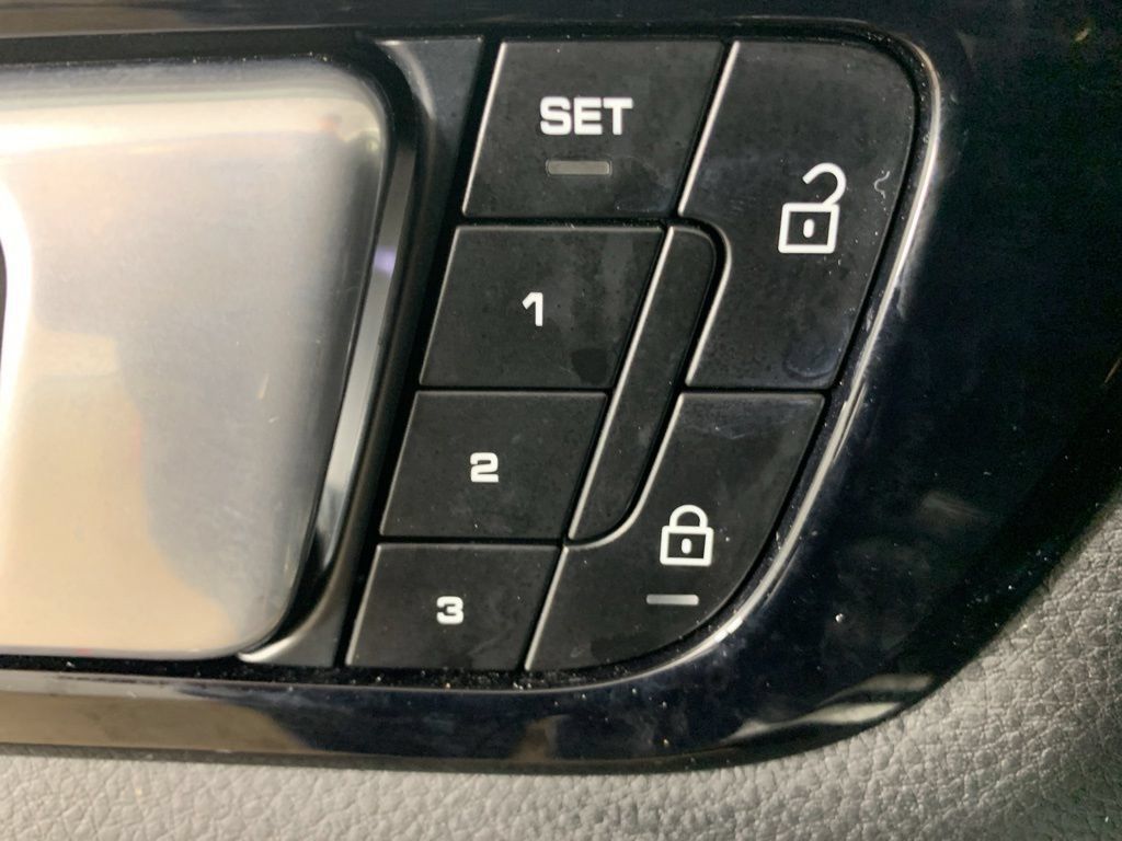 Used 2022 Porsche Cayenne AWD/4WD image 16