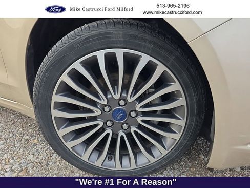 Used 2017 Ford Fusion SE w/ Fusion SE Technology Package image 3