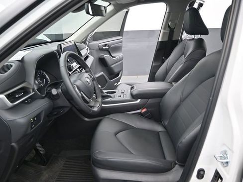 Used 2026 Toyota Highlander XLE image 13
