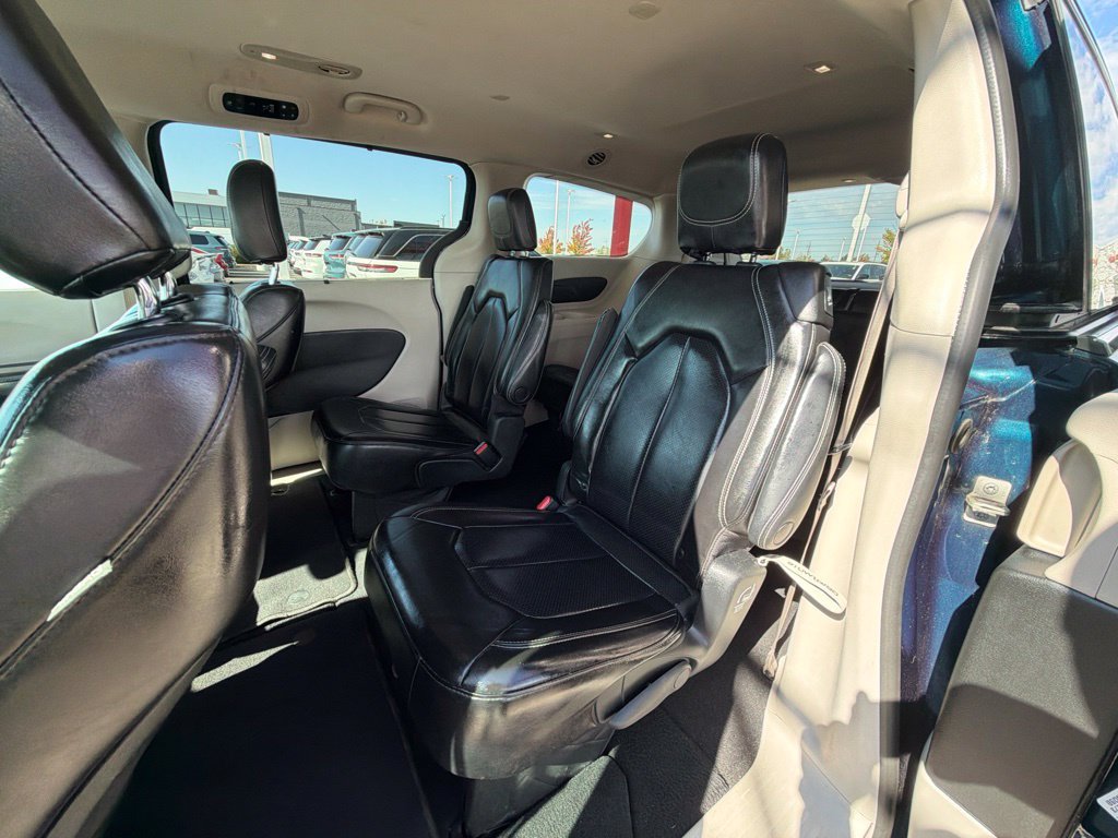 Used 2023 Chrysler Pacifica Touring-L FWD image 15
