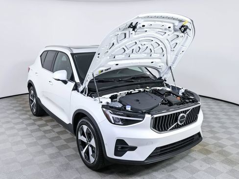 Certified 2025 Volvo XC40 B5 Plus AWD/4WD image 33