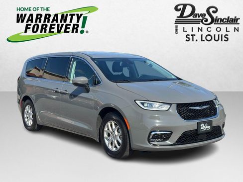 Used 2023 Chrysler Pacifica Touring-L FWD image 1