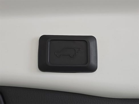 Used 2021 Toyota RAV4 SE image 30