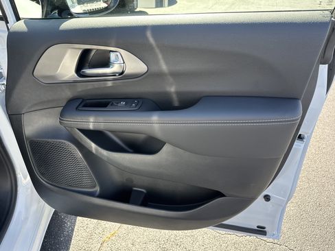 New 2026 Chrysler Pacifica Select w/ S Appearance Package FWD image 19