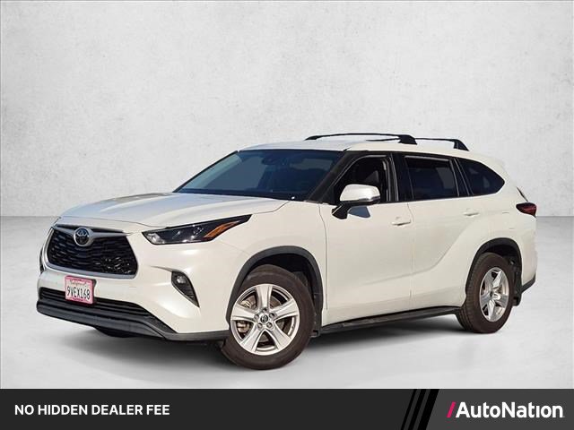 Used 2022 Toyota Highlander LE FWD image 1