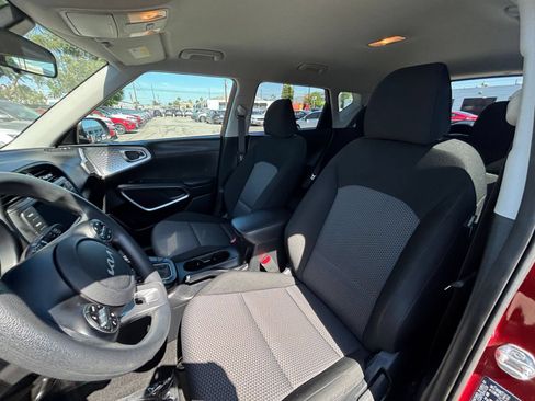 Used 2025 Kia Soul LX w/ LX Technology Package FWD image 36